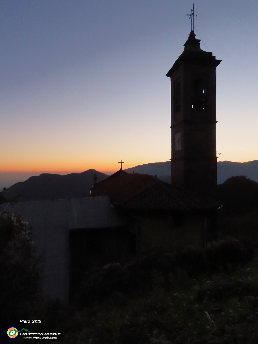 73 Il campanile della chiesa di Catremerio a tramonto inoltrato  .JPG